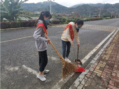 嘉琪同志在家乡先锋村参加“青春作伴，清爽华安”农村人居环境整治志愿服务活动